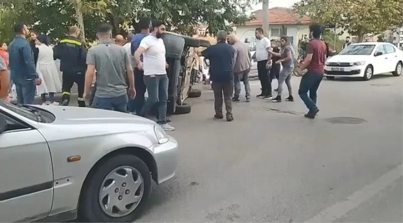 Takla atarak yan yatan hafif ticari aracı vatandaşlar düzeltti
