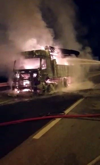 Yanan tırdan geriye demir yığını kaldı