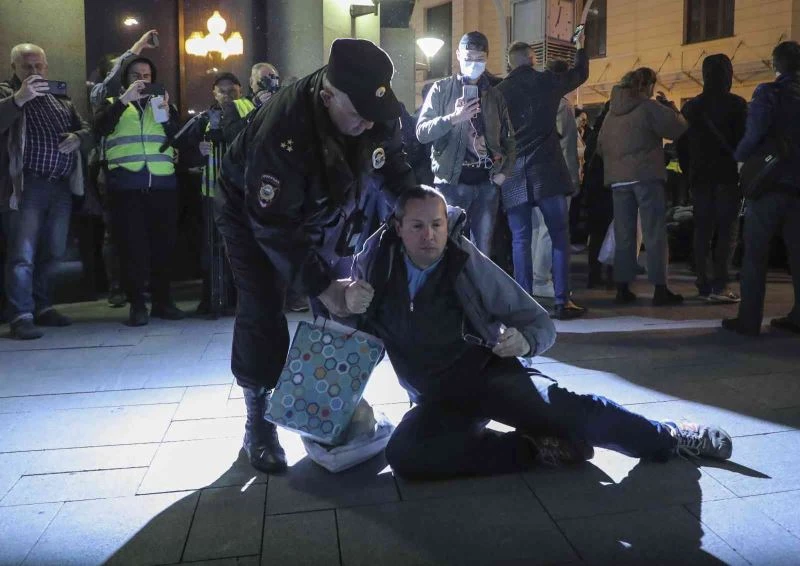 Rusya’daki seferberlik karşıtı protestolarda gözaltı sayısı bini aştı
