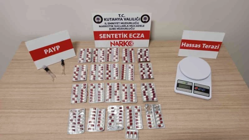 Kütahya’da uyuşturucu operasyonunda 859 adet sentetik ecza ele geçirildi
