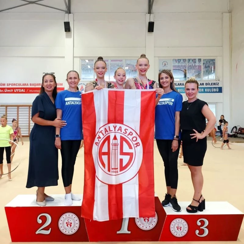 Antalyasporlu cimnastikçiler madalyaları topladı
