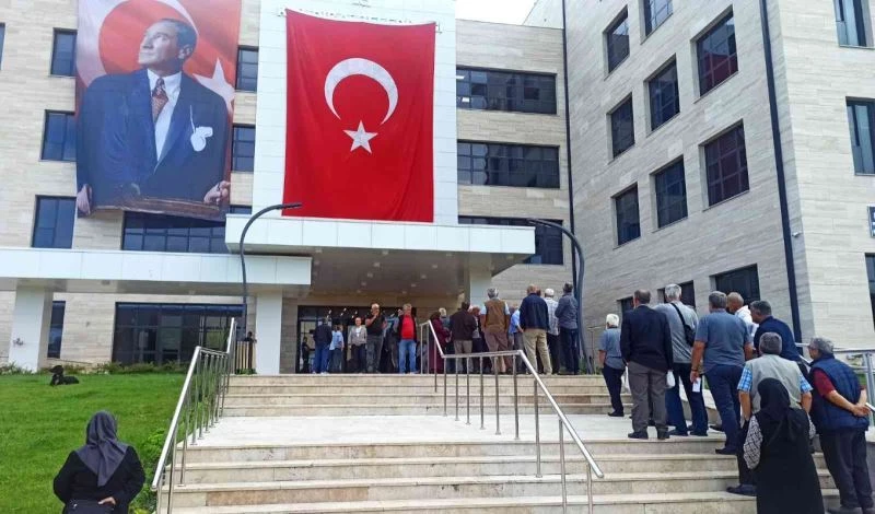 86 milyonluk destekten yararlanmak isteyen çiftçiler başvuru merkezlerine akın etti
