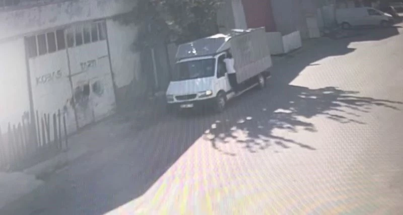 Araçtan çaldıkları çantayı boşaltıp fark edilmemek için yerine bıraktılar
