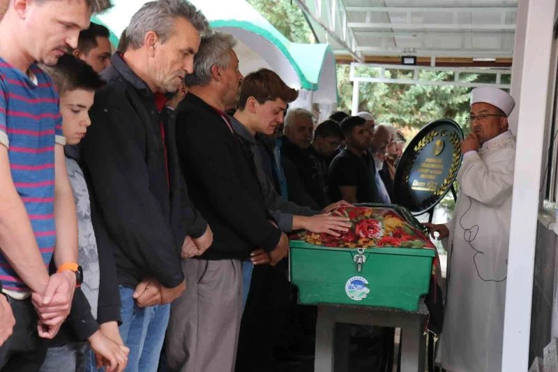 Kardeşinden ablasının tabutuna son dokunuş
