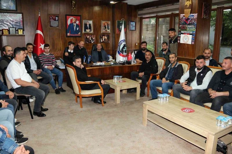 Üzülmezli madencilerden Yeşil ve Demir’e destek
