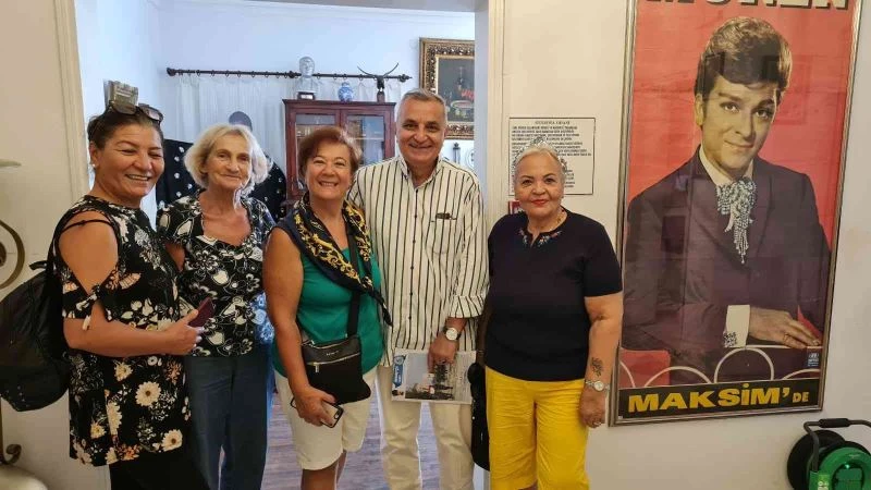 Sanat Güneşi Zeki Müren’in evine ziyaretçi akını
