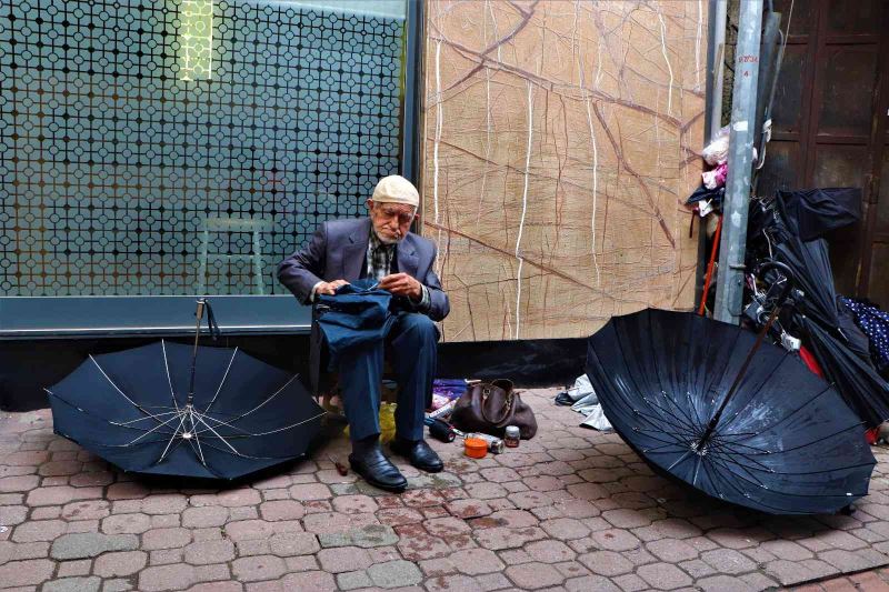 70 yıllık şemsiye tamircisi: “Takatim oluncaya dek bu işi yapacağım”
