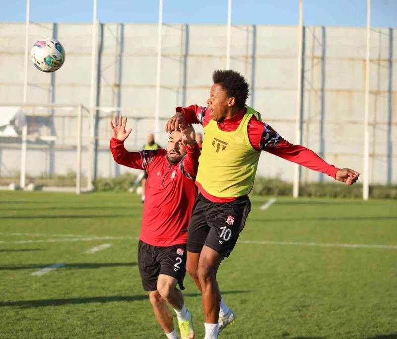 Sivasspor günü çift idmanla tamamladı
