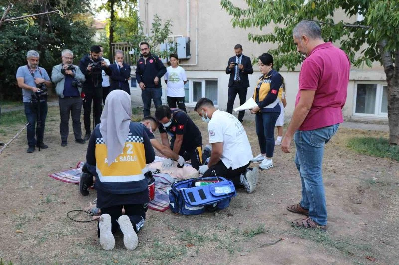 İhbar üzerine gittikleri yerde cansız mankene kalp masajı yaptılar
