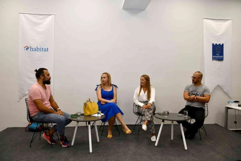 Kuşadası İstasyon Uluslararası Halk Oyunları Paneline ev sahipliği yaptı
