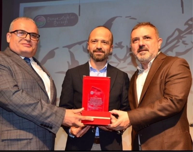 Türk Dünyası Aşık Edebiyatı’na Hizmet Ödülü Prof. Dr. Durbilmez’e
