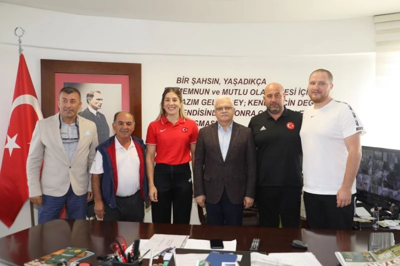 Şampiyon güreşçi Yasemin Adar Yiğit Burhaniye’ye konuk oldu
