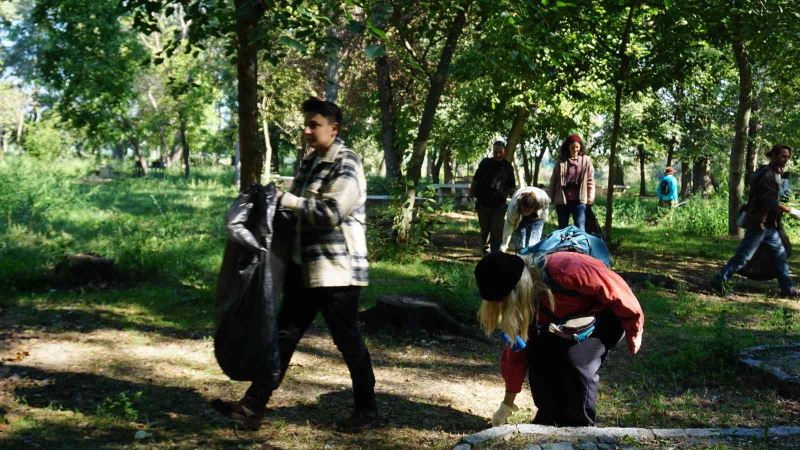 Üç ülkenin gençleri Edirne’de bir araya gelerek çevre temizliği yaptı
