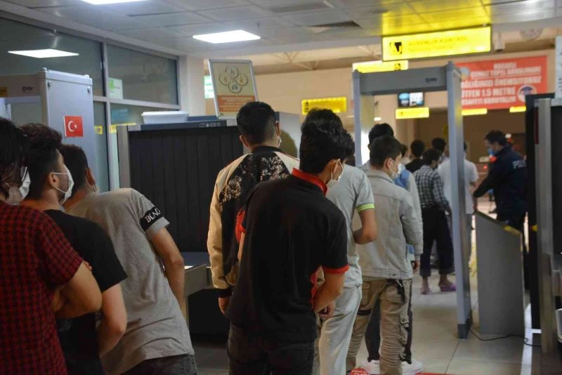 122 düzensiz göçmen sınır dışı edildi
