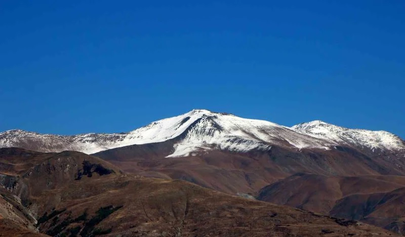 Refahiye’nin yüksek kesimlerine kar yağdı
