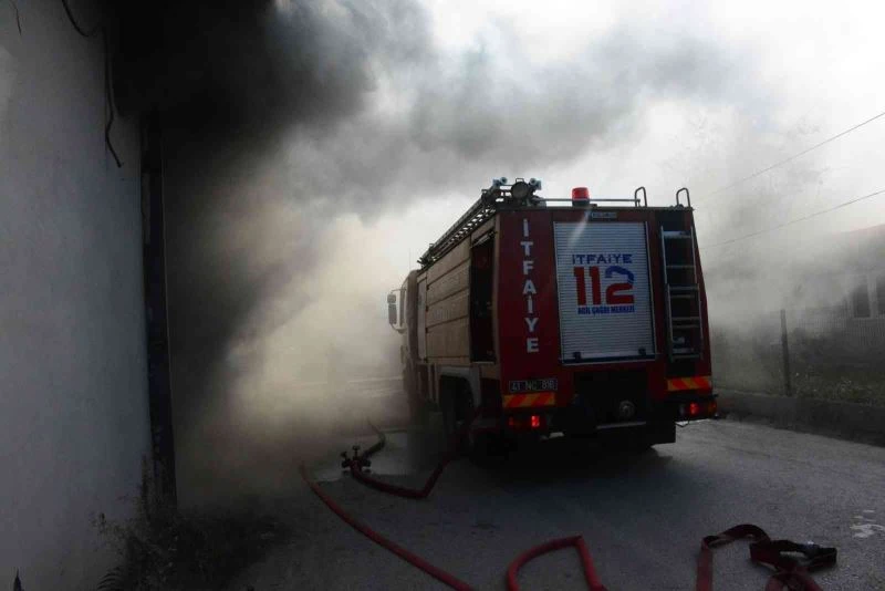 Depodaki plastik malzemeler yandı, dumanlar paniğe sebep oldu
