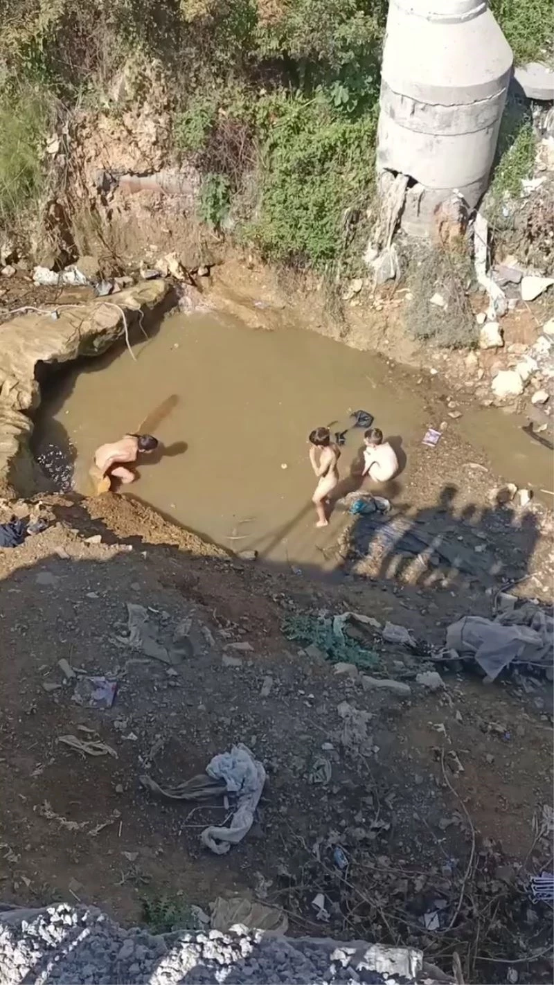  Arnavutköy’de gider sularının oluşturduğu su birikintisinde yüzen çocuklar böyle görüntülendi
