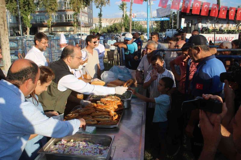 Kelaynak ve Balcan Festivalinde 3 bin kişiye balık ekmek ikram edildi
