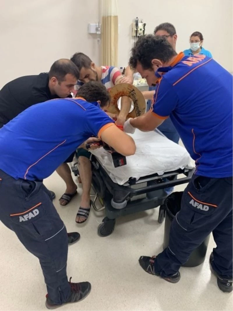 Elini sıkıştırdığı salça makinesiyle birlikte hastaneye yetiştirildi
