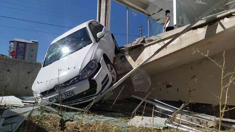 Fren yerine gaza bastı, önce dükkana girdi, sonra bahçeye düştü
