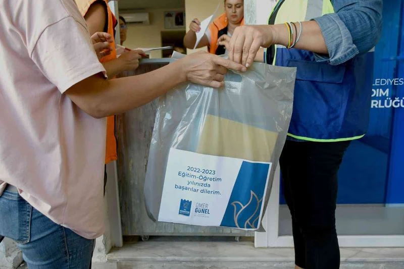 Kuşadası’nda 425 öğrenciye kırtasiye malzemesi desteği
