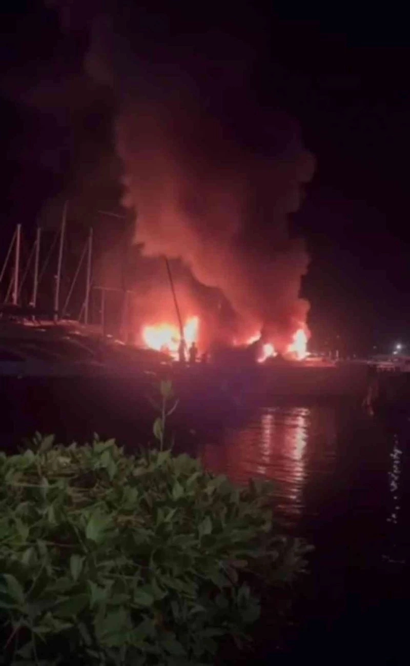 Fethiye’de lüks motoryat, alev alev yandı
