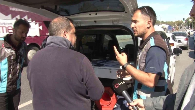 Kadıköy’de, başkasının ehliyetini kullanan taksici denetime takıldı ceza üstüne ceza yağdı, aracı trafikten men edildi

