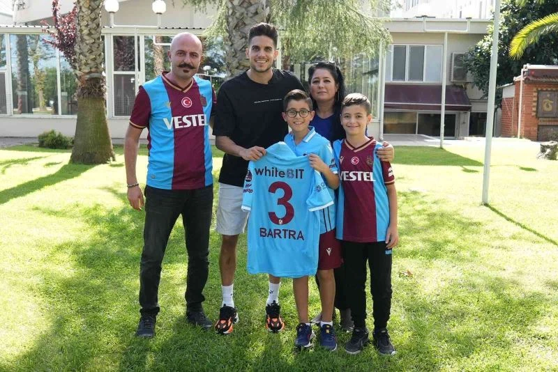 Marc Bartra, minik taraftar Çınar Ayık ile buluştu
