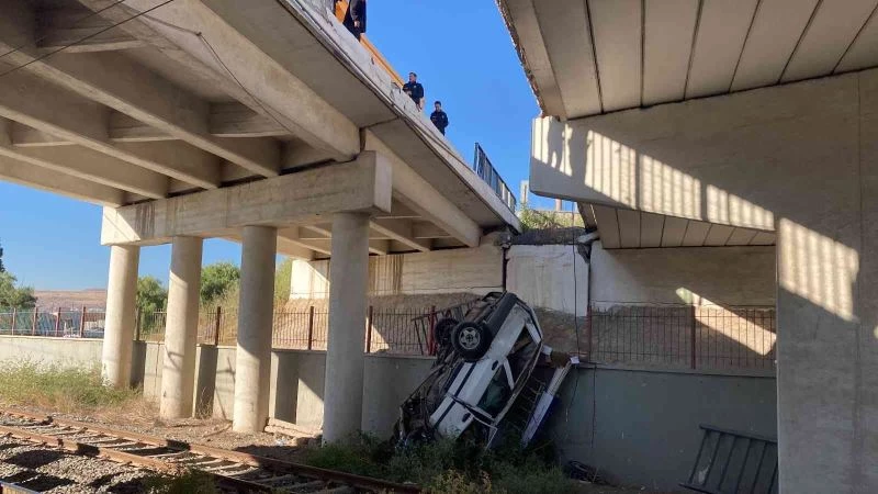 Otomobil köprüden demiryoluna uçtu: 3 yaralı
