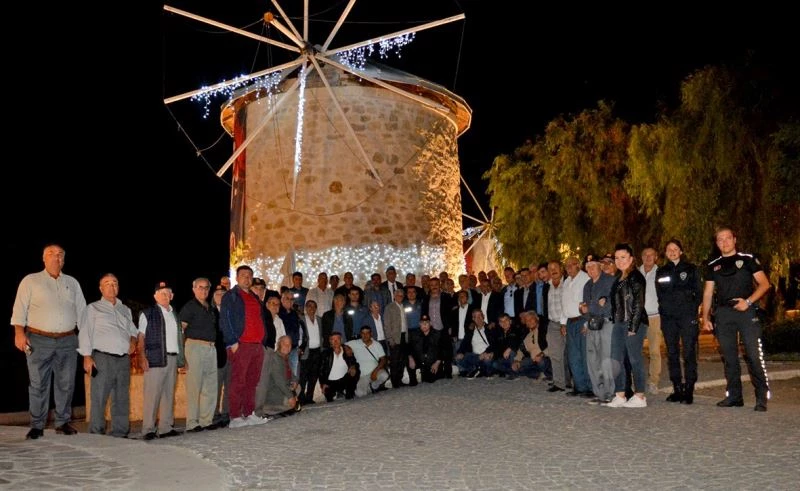 Menemen Emniyet Müdürü Gürcan Alev, muhtar ve gazilere Çeşme’yi gezdirdi
