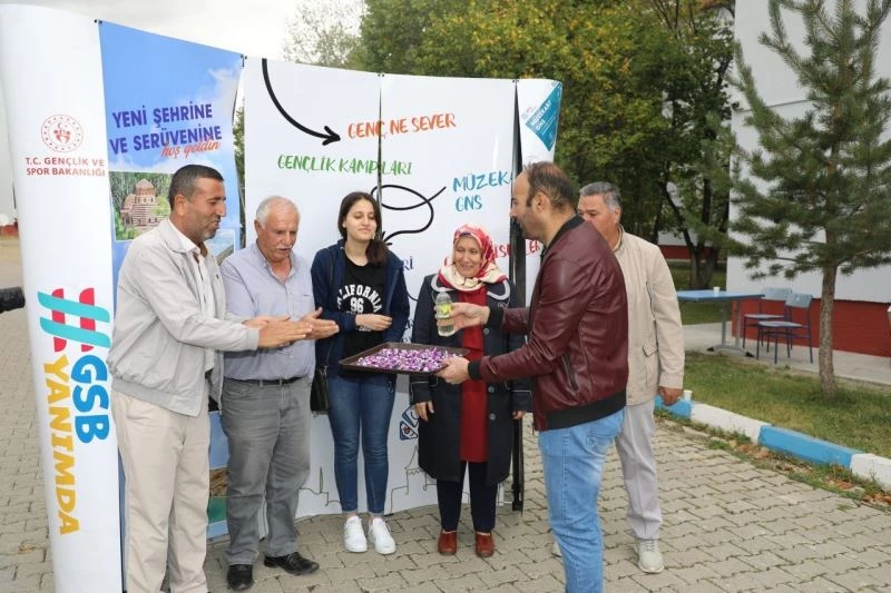 Ağrı’da öğrenciler ikramlarla karşılandı
