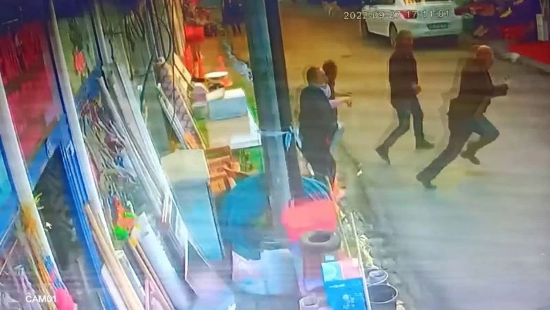 Esnafın deprem sırasında kaçma anı kamerada
