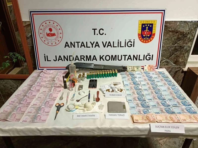 Motosikletle uyuşturucu madde dağıtan şüpheliler yakalandı
