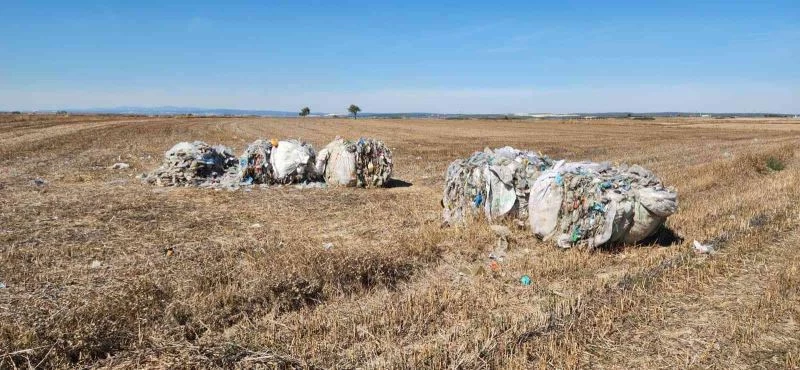 Plastik atığı tarlaya atıp kaçtılar
