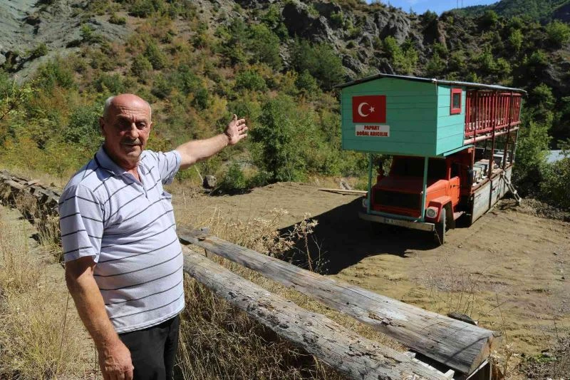 Emektar kamyonuyla ‘mobil arıcılık’ yapıyor
