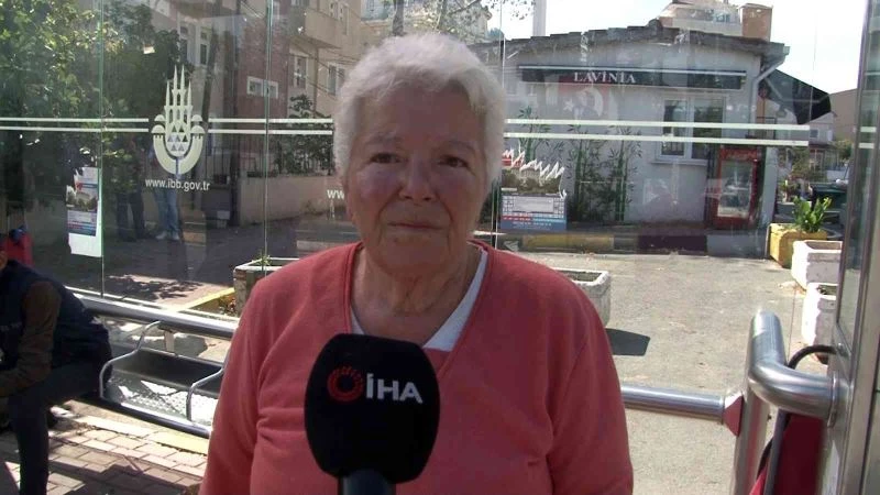 İETT otobüsü sokak köpeğine çarptı
