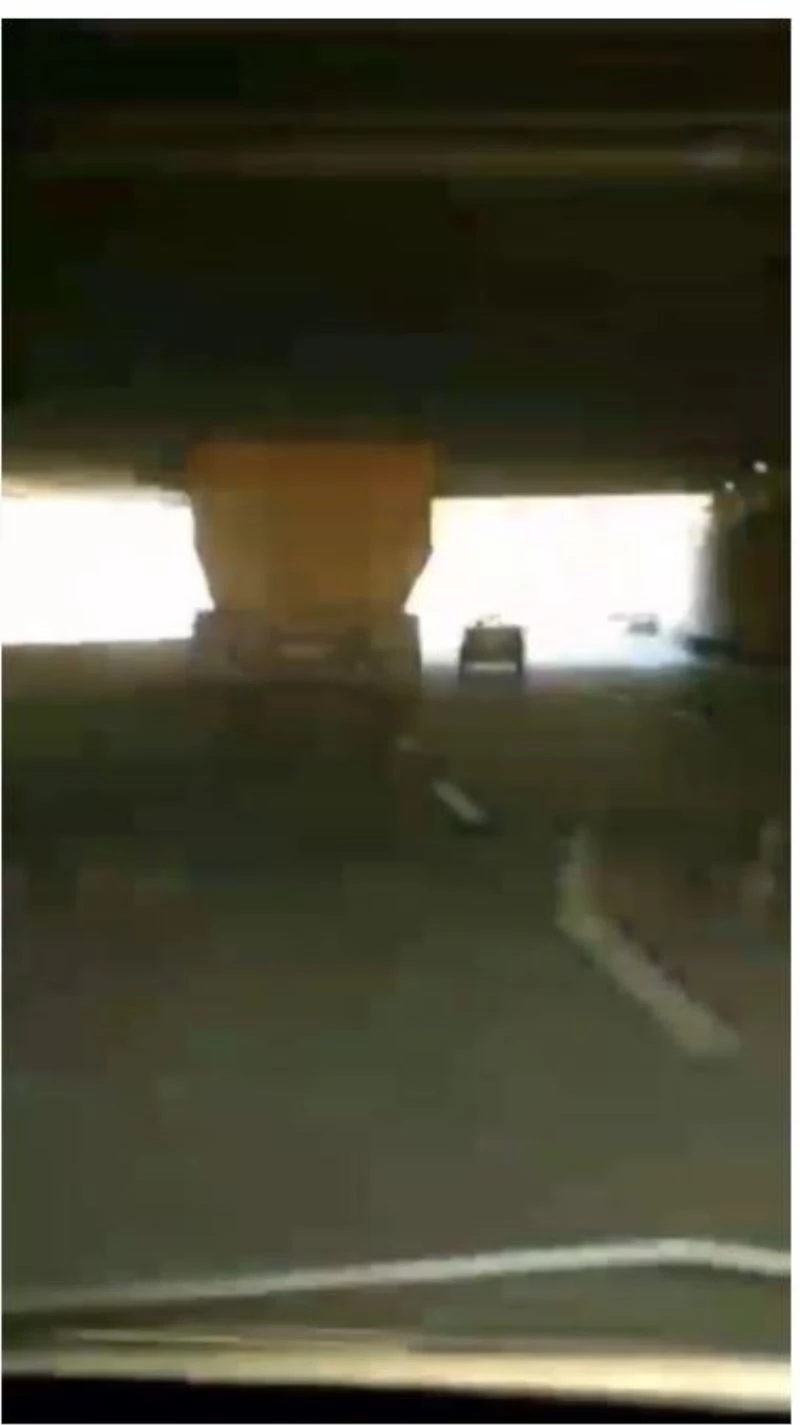 Sol şeritte son sürat giden hafriyat kamyonu trafiği tehlikeye soktu
