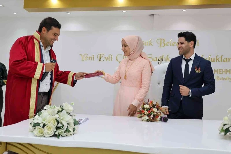 Evlilik okullarının ilk çifti dünya evine girdi
