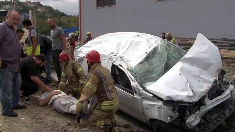Yerde yatan yaralı oğlunu alnından öperek sakinleştirdi
