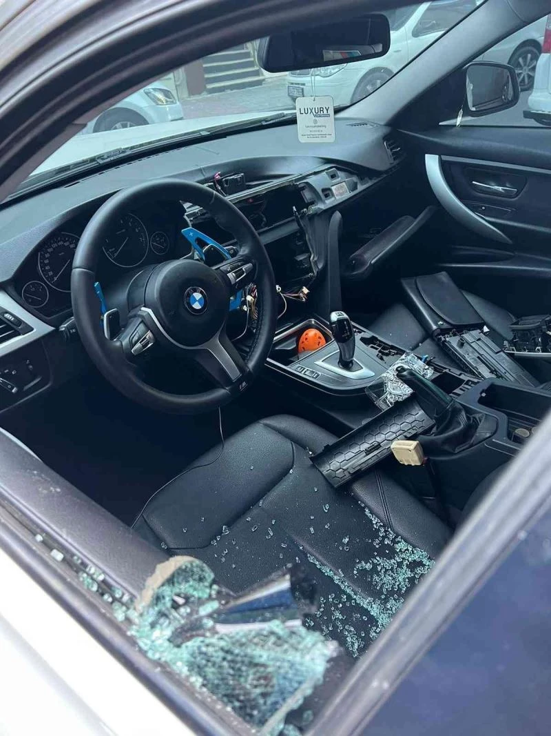 Sahibinin yeni aldığı aracı hırsızlar soydu
