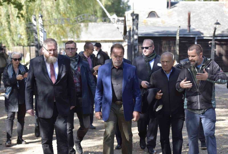 Terminatör filminin yıldızı Schwarzenegger, Auschwitz Nazi kampını ziyaret etti
