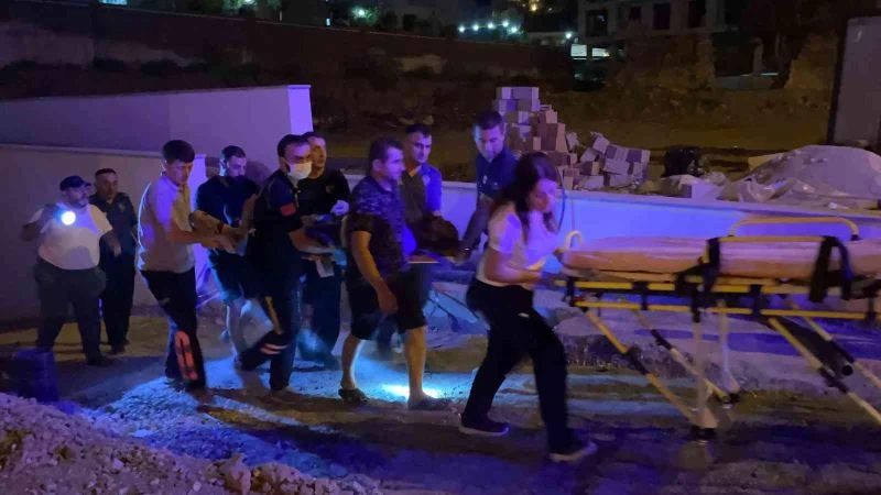 Mermer blok taşıdıkları inşaatın asansörüne düşen 2 işçi yaralandı
