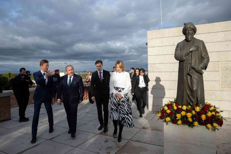 TBMM Başkanı Şentop, Macaristan’da Gül Baba Türbesi’ni ziyaret etti
