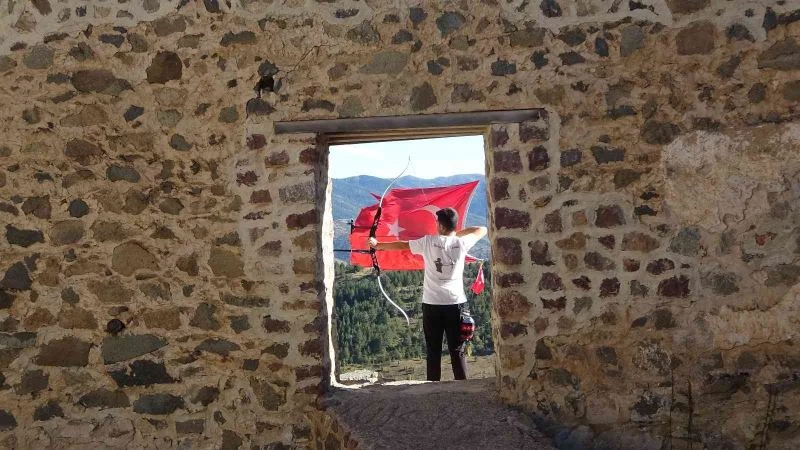 700 yıllık Kov Kalesi’nin duvarlarında yüzyıllar sonra ok sesleri yankılandı
