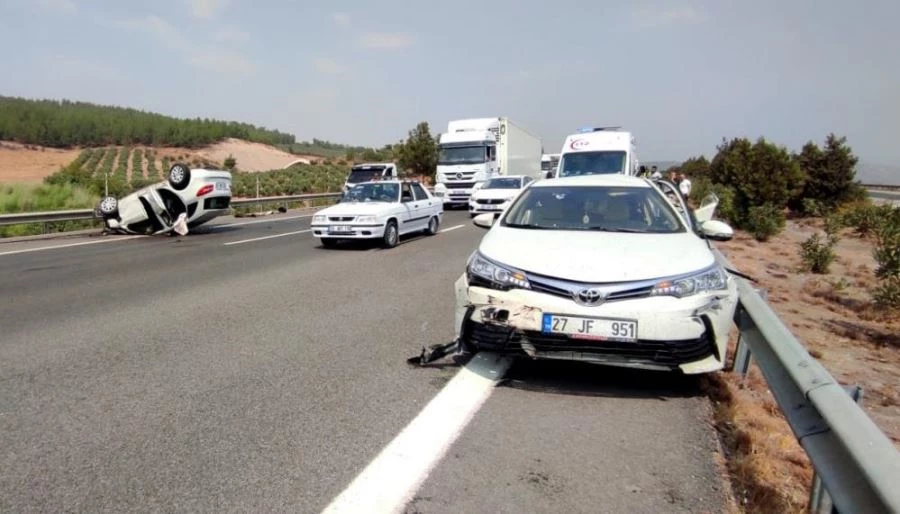 TAG Otoyolunda iki otomobil çarpıştı: 5 yaralı