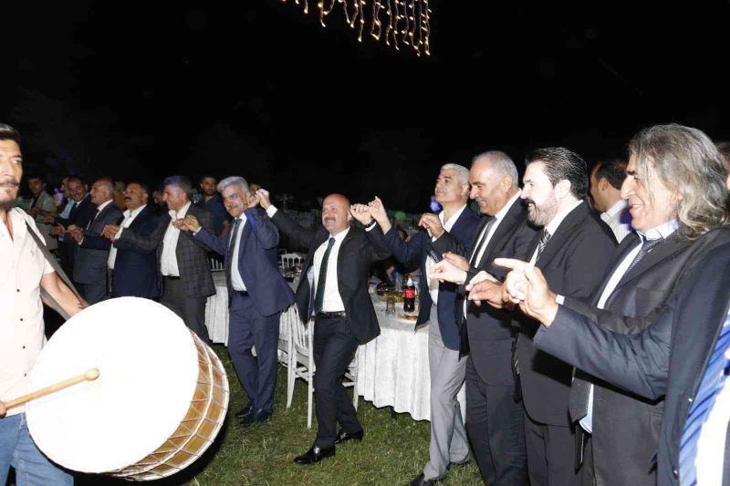 Ağrı’da 3 bin 500 kişilik festival havasında düğün düzenlendi
