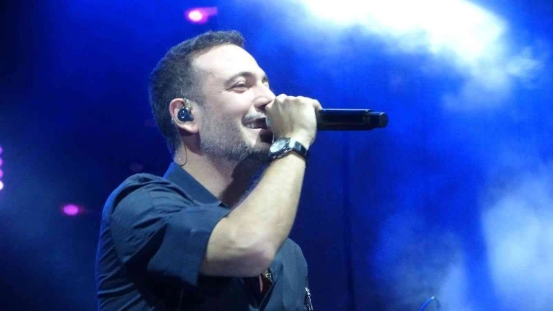 Çiçeği burnunda yeni evli Oğuzhan Koç, balayını bırakıp Uşak’ta konser verdi
