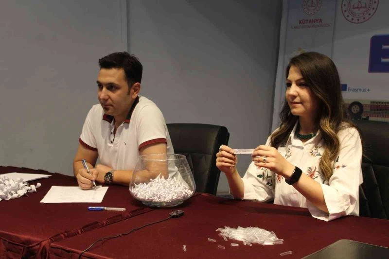 Okullarda görevlendirilecek 330 personelin kura çekimi gerçekleştirildi
