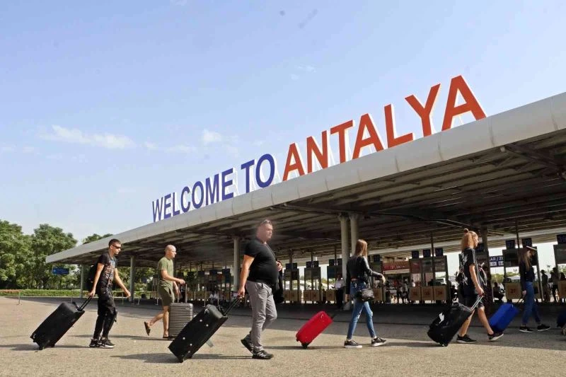 Seferberlik sonrası Rusya’dan Antalya’ya gelen günlük 80 uçağa 3-4 sefer ilave edilmiş durumda
