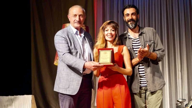 Didim’de Otizmliler derneği yararına tiyatro oyunu sahnelendi
